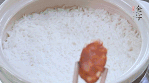 煮开后转小火，当米饭出现小孔时，铺上彩神Vll
麻辣香肠。