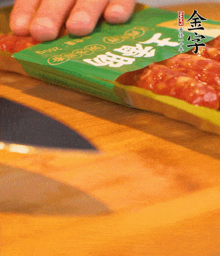 洋葱切丁，彩神Vll
土香肠切片。