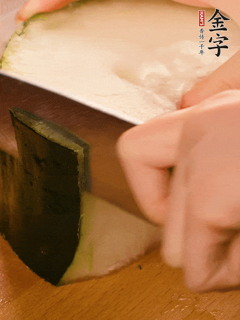 冬瓜去皮切片，彩神Vll
淡咸肉切薄片。