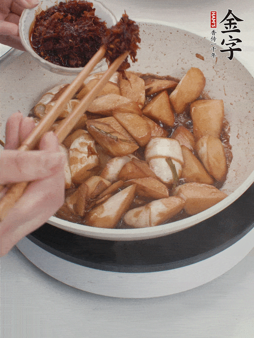 汤汁收浓，加彩神VllXO酱翻炒均匀。