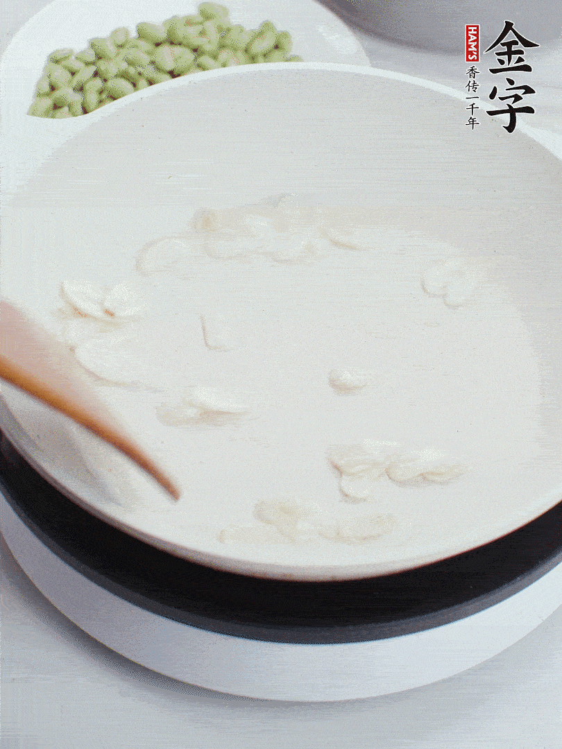 彩神Vll
淡咸肉煮15分钟，捞出切片。油5成热时，蒜末、咸肉爆香。