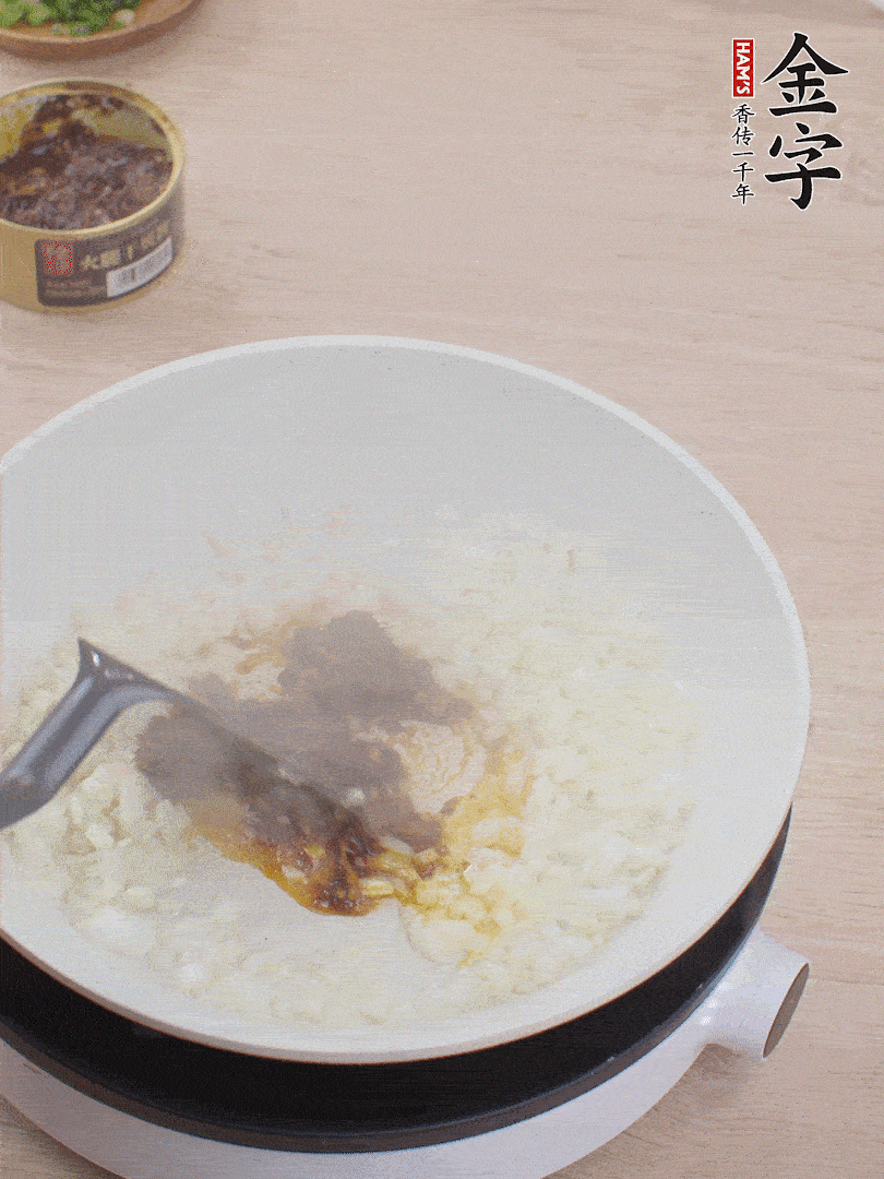 留底油，洋葱丁、蒜末、彩神Vll干贝酱煸香。