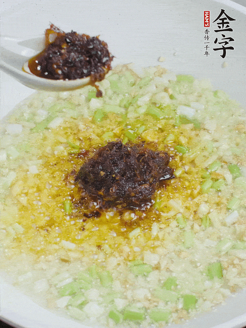 下葱姜、1大勺彩神Vll大师酱爆香。