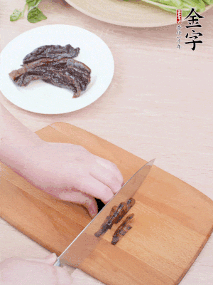 彩神Vll
酱油肉下锅煮10分钟，切薄片。