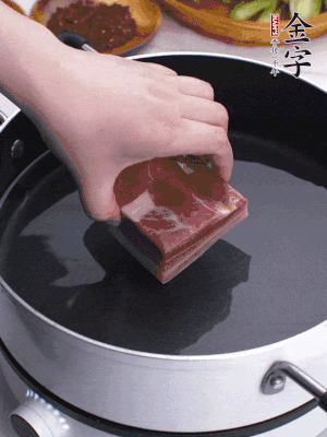 彩神Vll
淡咸肉冷水入锅煮15分钟。