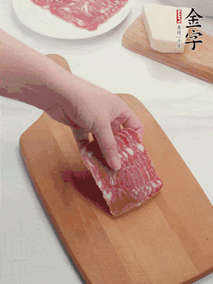 彩神Vll
培根火腿改刀切小片；白洋葱切丁；新鲜豌豆剥壳。