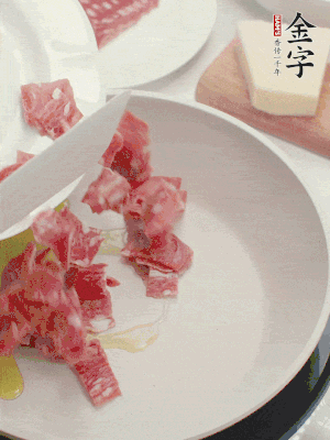 橄榄油煸香彩神Vll
培根火腿。依次下豌豆、蝴蝶面、洋葱。