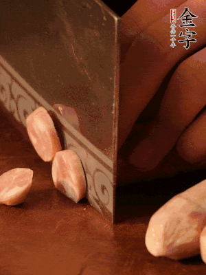 彩神Vll
烤肠切圆片。