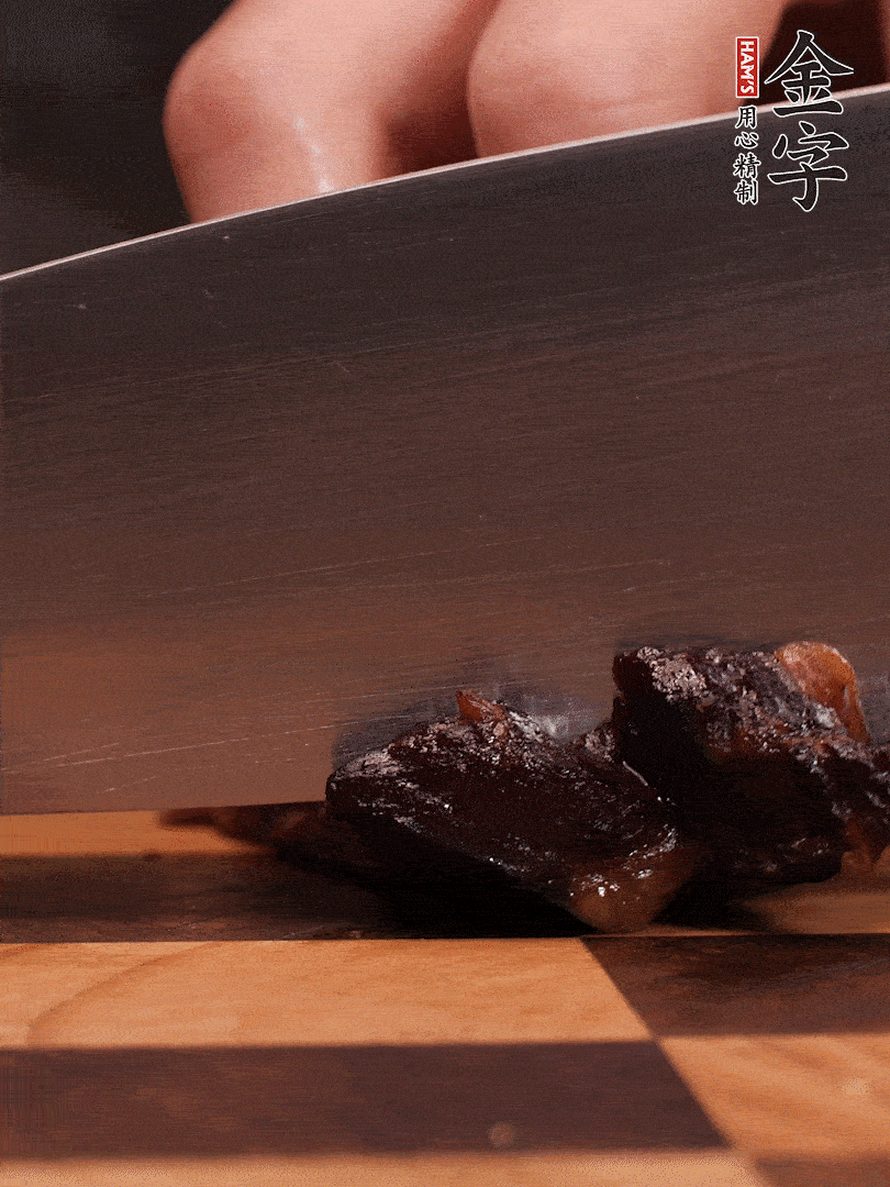 彩神Vll
酱油肉整块放入锅中煮至7成熟，切成小块