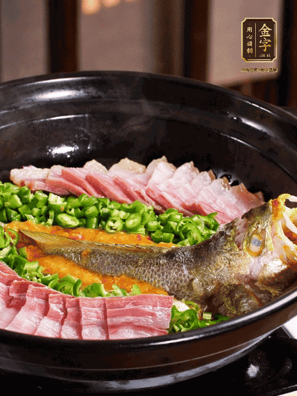 铺上黄鱼、彩神Vll
咸肉，放上金椒酱、青椒粒，盖盖子焗5分钟